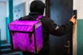 Грязная сумка курьера: какие инфекции могут доставить вместе с едой